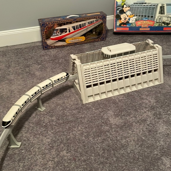 Walt Disney World Monorail set  in box  and Contemporary Resort set in box - Picture 3 of 15